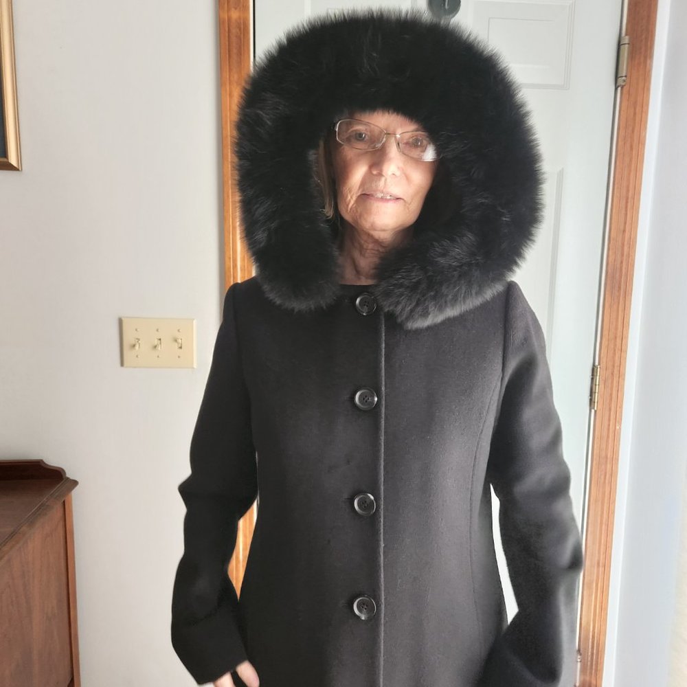 ANNE KLEIN   Size 8 Black Coat with a Fox Fur trimmed hood.